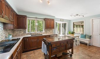 2 Spinney Ln, North Kingstown, RI 02852