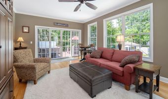 35 Shinnecock Hills Dr, Albany, NY 12205