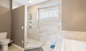 2016 Fairway Dr, Auburn, IN 46706