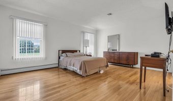 6 Snowdon Ct, Toms River, NJ 08757