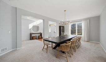 510 Golden Valley Ln, Algonquin, IL 60102