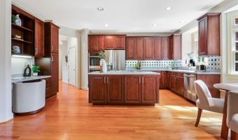 4831 26TH St N, Arlington, VA 22207