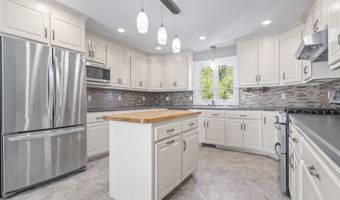 1 Arrowhead Trl, Waterford, CT 06385