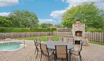 2425 N Drury Ln, Arlington Heights, IL 60004