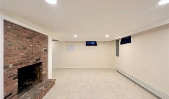 24 High St, Middletown, RI 02842