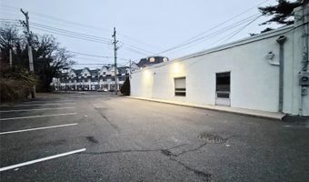121 W Oak St, Amityville, NY 11701