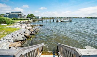32 Unqua Pl, Amityville, NY 11701