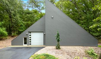 410 Greentree Ln NE, Ada, MI 49301