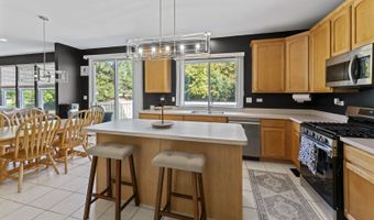 601 Woods Creek Ln, Algonquin, IL 60102