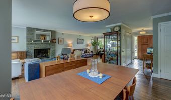 4 Fairway Ct, Albany, NY 12208