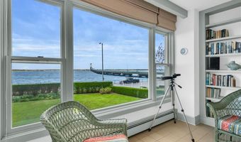 4 Van Zandt Ave, Newport, RI 02840