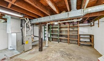 203 E 4th St, Anamosa, IA 52205