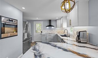 137 Overlook Dr, Warwick, RI 02818
