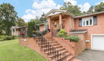 4100 DOWNING St, Annandale, VA 22003