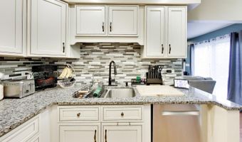 30 Oxford Ct, Algonquin, IL 60102