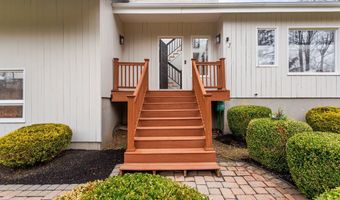 6 Daniels Dr, Danbury, CT 06811