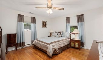 68 Birchwood Dr, Narragansett, RI 02882