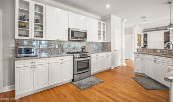 5 Petigru Dr, Beaufort, SC 29902