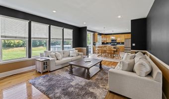 601 Woods Creek Ln, Algonquin, IL 60102