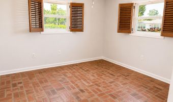 135 Pine Grove Ave, Biloxi, MS 39531