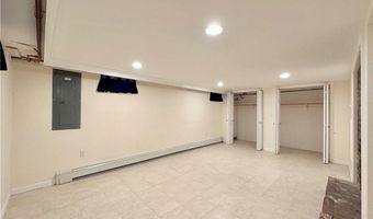24 High St, Middletown, RI 02842