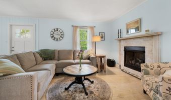 8 Maple Ave, Clinton, CT 06413