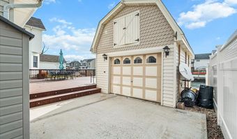 16 Gibbs Rd, Amity Harbor, NY 11701