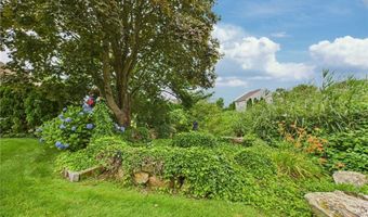 24 E Shore Rd, Narragansett, RI 02882