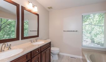 925 Westrun Dr, Ballwin, MO 63021