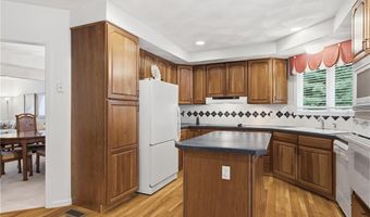 7 Foxwood Dr, Lincoln, RI 02865