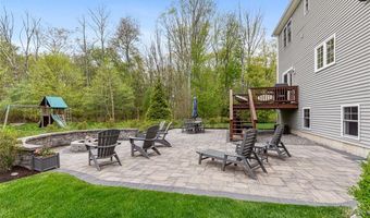 76 Woods Ln, Cranston, RI 02921