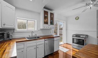 16 Courtway St, Narragansett, RI 02882