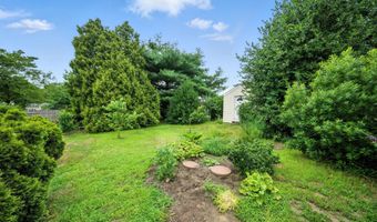 29 Park Ave, Belford, NJ 07718