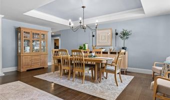 884 Village Brook Ct, Ballwin, MO 63021