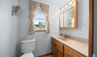 412 S 1st Ave, Brandon, SD 57005