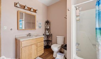 922 3rd Ave, Ackley, IA 50601