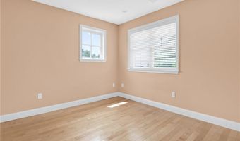75 Wood St, Bristol, RI 02809