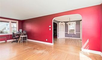 8 Somerset Rd, Cranston, RI 02910