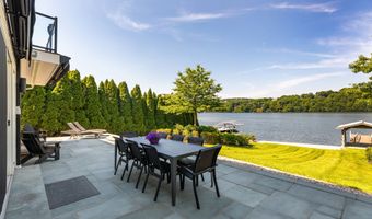 156 N Lake Shore Dr, Brookfield, CT 06804