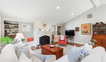 11 Harbour Rd, Barrington, RI 02806