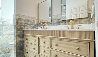 92 W 6TH St, Bayonne, NJ 07002