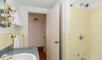 22 Whitewood Dr, Cranston, RI 02920