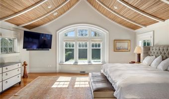 10 Ocean Lawn Ln, Newport, RI 02840