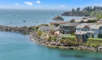 108 SEA CLIFF Ter, Brookings, OR 97415
