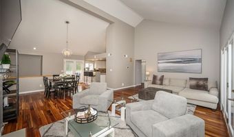 1878 Ridgeview Circle Dr, Ballwin, MO 63021