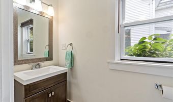 8 Lincoln Ave, Bristol, RI 02809