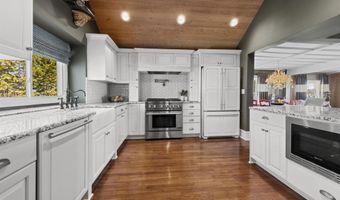 206 Edgewater Dr, Algonac, MI 48001
