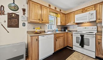 64 Colonial Vlg, Falmouth, ME 04105