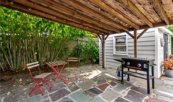 8 Lincoln Ave, Bristol, RI 02809
