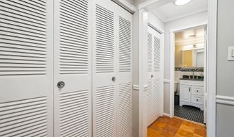 118 MONROE St #211, Rockville, MD 20850